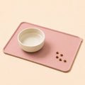 Tapis silicone anti-débordement rose pour gamelle et fontaine chat — 48 × 30 cm