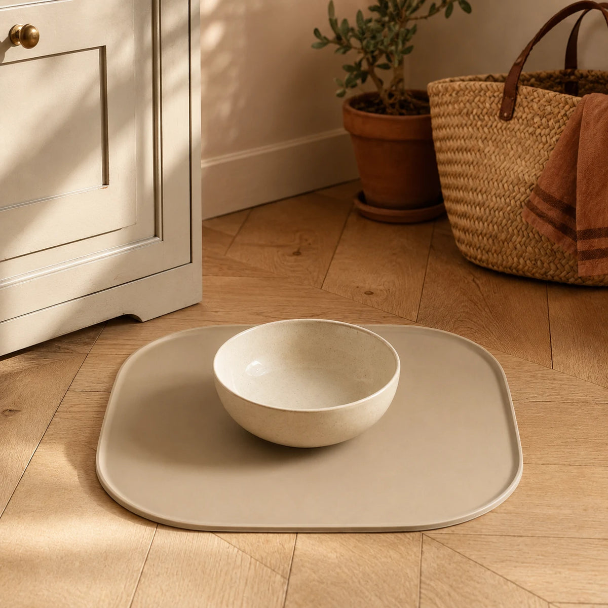 Tapis anti-gaspillage beige avec gamelle dans une cuisine