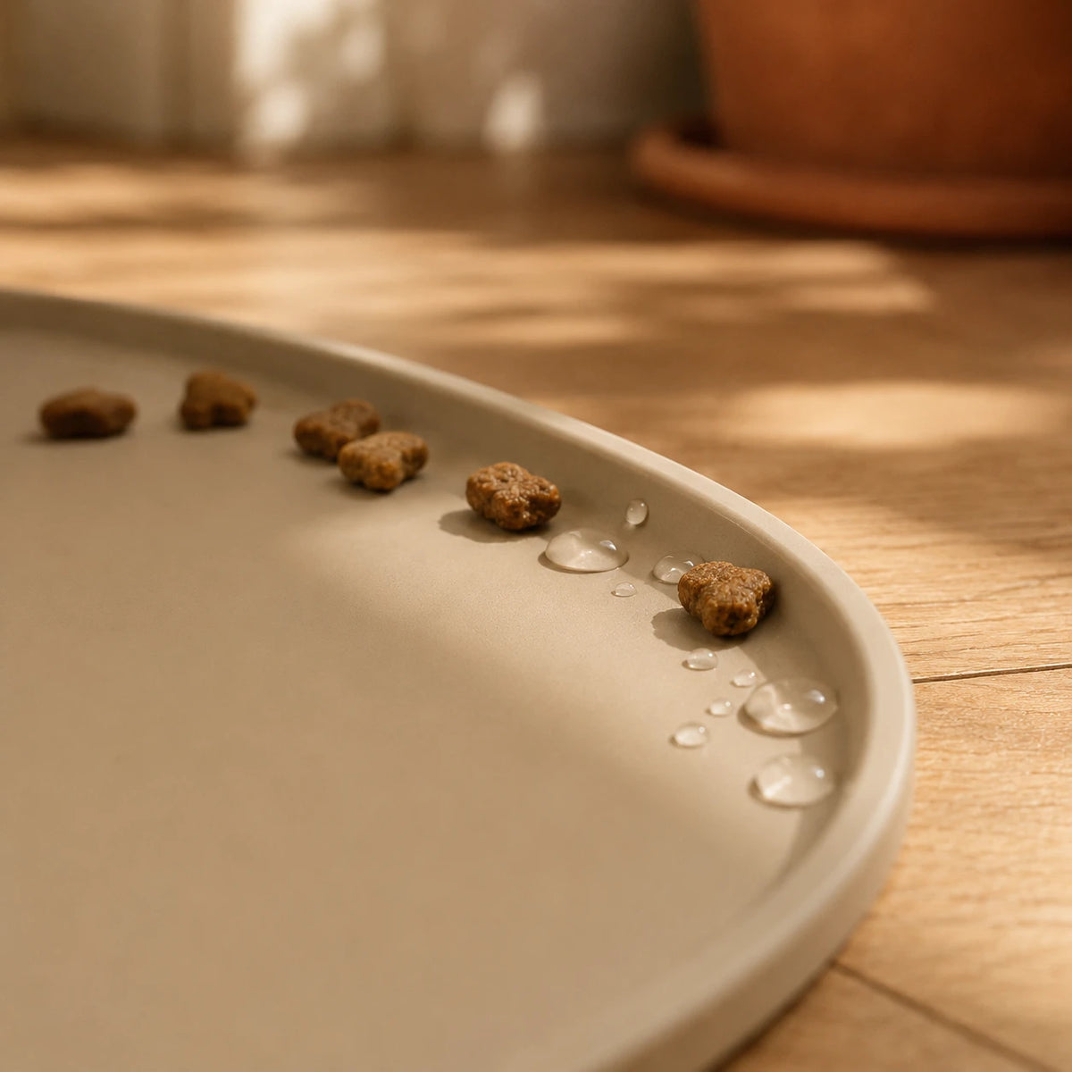 Détail du rebord du tapis anti-gaspillage qui retient les croquettes