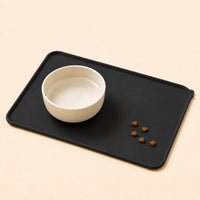 Tapis silicone anti-débordement noir pour gamelle et fontaine chat — 48 × 30 cm