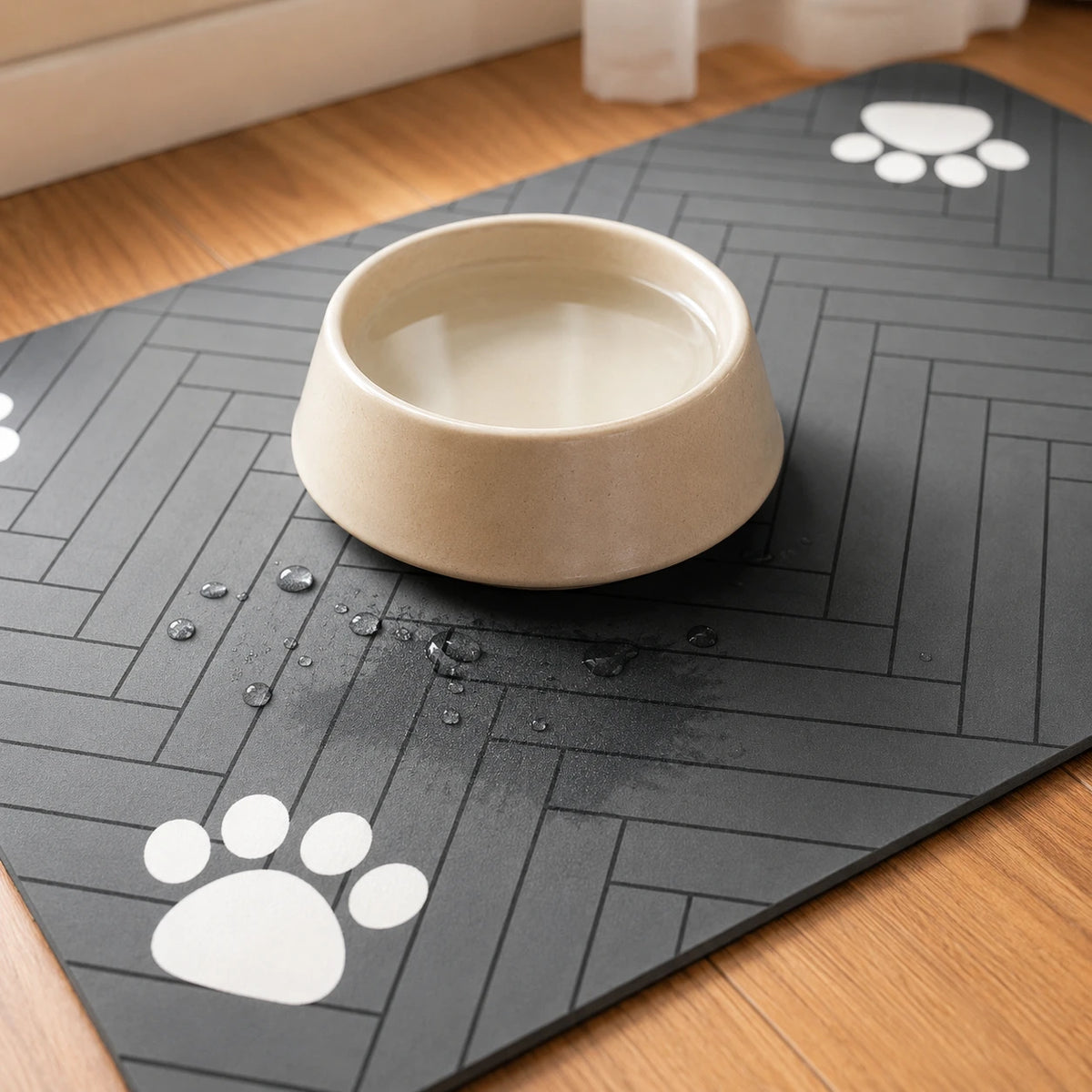 Gros plan du tapis sous-bowl absorbant l'eau autour de la gamelle